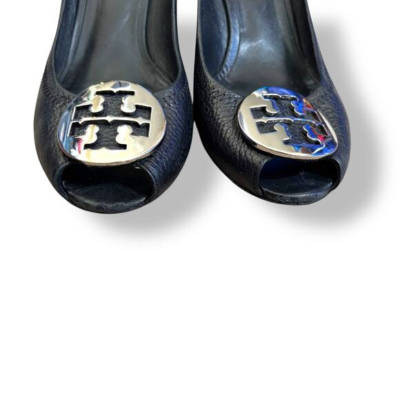 Tory Burch Sally Black Leather Peep Toe Wedge Pumps Logo Gold Medallion Shoe 7 - Picture 3 of 9